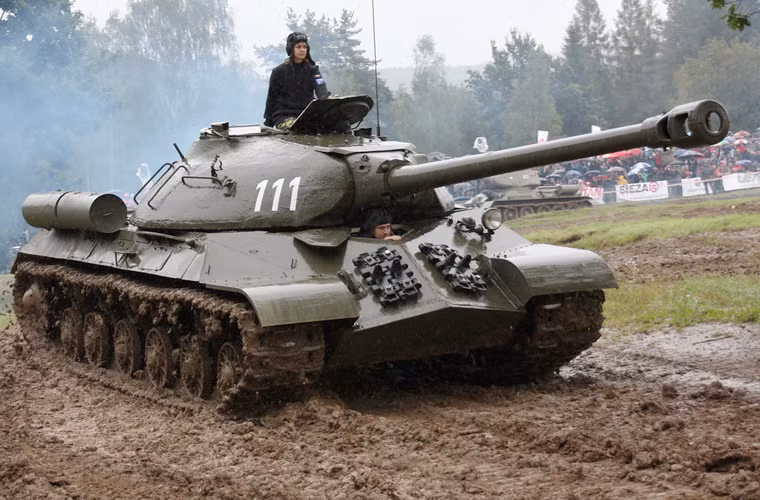 IS-3 được trang bị động cơ diesel 600 mã lực giúp cỗ tăng 46 tấn này di chuyển với tốc độ khoảng 40km/h, tầm hoạt động 185km không tiếp nhiên liệu.