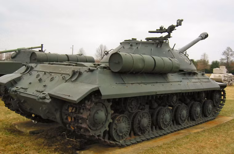 Tuy nhiên, phần hông và đuôi tăng hạng nặng IS-3 chỉ dày lần lượt là 90/60mm, chúng cũng được vát nghiêng nhưng vẫn là điểm yếu. Dẫu vậy, hầu như mọi loại tăng thời kỳ này và kể cả sau này tới thời hiện đại thì hông và đuôi vẫn là điểm yếu.