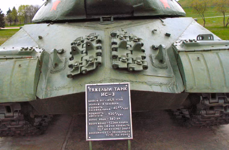 Giáp trước của IS-3 rất khác lạ, tuy chỉ dày 110mm nhưng được vát rất nghiêng (theo hình chiếu cạnh: phần dưới nghiêng 56 độ, phần trên nghiêng 72 độ, không tính gầm xe) và còn được vát sang 2 bên khoảng 30 độ. Với kiểu giáp này, hầu như mọi vũ khí chống tăng thời bấy giờ, thậm chí là pháo 88mm của Đức phát xít cũng không thể xuyên thủng nổi.