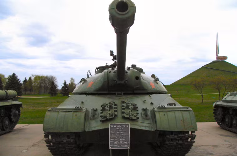 Xe tăng hạng nặng IS-3 là thiết kế mới hoàn toàn so với các dòng tăng IS, IS-2 mà người Mỹ-Anh đã biết từ trước đó. Nó xuất hiện với kiểu giáp khác lạ, chưa từng thấy trước đây cùng một cỗ pháo lớn đủ sức xé tan mọi loại tăng Đức khi đó, chưa nói tới việc đọ sức với tăng Mỹ - Anh.