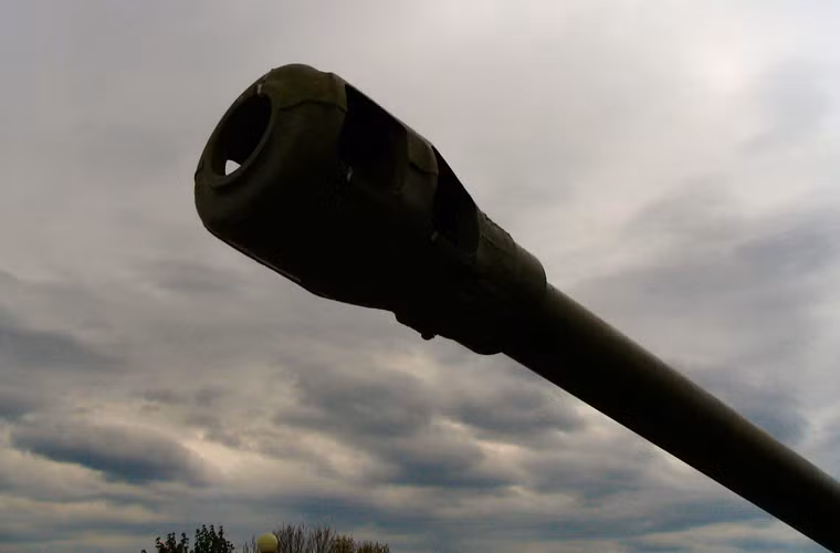 Về mặt hỏa lực, xe tăng hạng nặng IS-3 cũng sử dụng pháo bán tự động D-25T cỡ 122mm, tốc độ bắn giờ đây đạt khoảng 2-3 viên/phút, cơ số đạn 28 viên với cấu hình thông thường là 18 viên đạn pháo nổ mảnh, 8 viên đạn xuyên giáp.