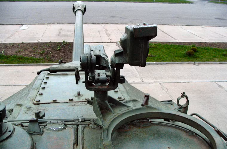 Tháp pháo mới của IS-3 tròn, vát nghiêng tối đa giúp khả năng chống chịu đạn xuyên giáp đối phương tốt hơn hẳn bất kì thiết kế tháp pháo nào trước đó, khả năng bảo vệ của nó giờ đây tương đương 250mm giáp thép ở chỗ dày nhất.