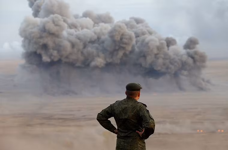 Hàng khói khổng lồ bùng lên dữ dội khắp thao trường.