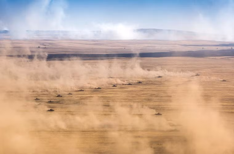 Hàng dài đội hình tăng thiết giáp Quân đội Nga tiến công khiến cả thao trường bụi mù mịt, đất đá rung chuyển.