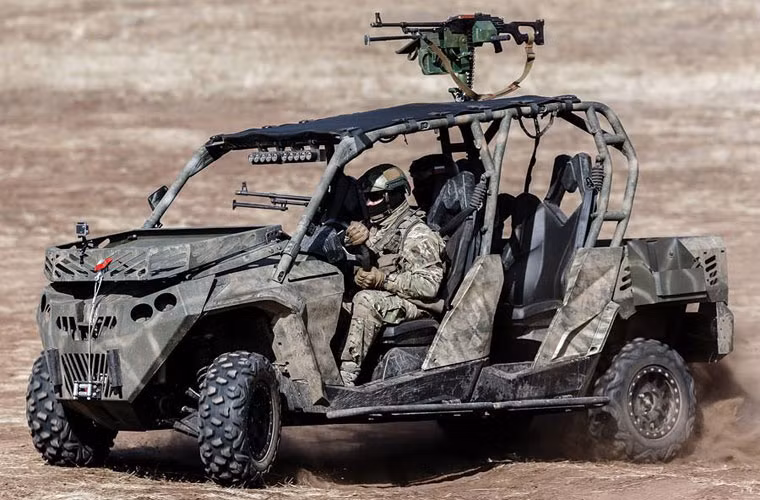Cuộc tập trận Trung tâm 2015 chứng kiện sự lột xác mạnh mẽ về trang phục, trang bị, hình thức tác chiến của Quân đội Nga. Ảnh: Binh sĩ vận trang phục hiện đại ngồi trên phương tiện chiến đấu hạng nhẹ cơ động cao.