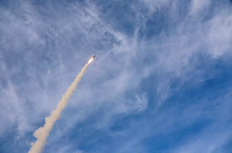 Ảnh quả đạn R-500 Iskander-K rời bệ phóng hướng thẳng vào bầu trời trong xanh vùng Ural.