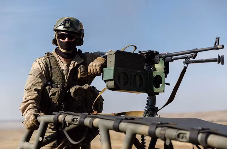 Một binh sĩ Nga đứng bên khẩu 7,62mm nghỉ nghơi trước khi bước vào khoa mục kế tiếp.