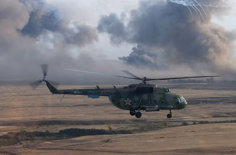 Các trực thăng Mi-8/17 tham gia tập trận vừa làm nhiệm vụ chuyển quân…