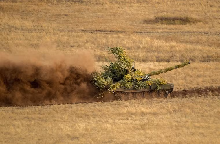 “Cày xới” đất đá thao trường Ural.