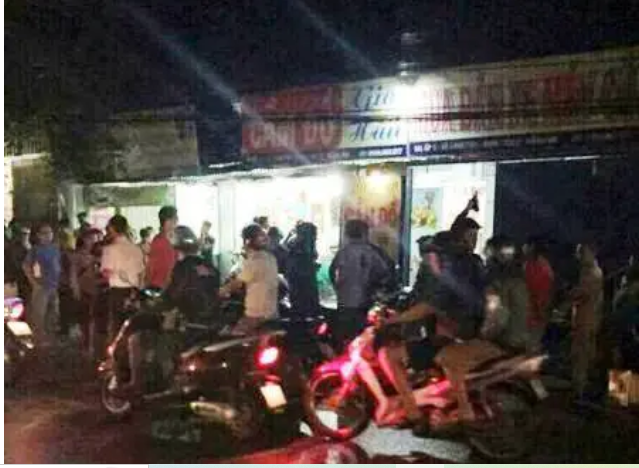 Theo hồ sơ vụ án, khoảng 19h ngày 9/8/2017, ông Võ Viết Dũng (SN 1970) đi nhậu trở về nhà ở ấp 2, xã Long Thọ, huyện Nhơn Trạch, tỉnh Đồng Nai thì thấy vợ mình là bà Nguyễn Thị Nhung (SN 1975) nằm bất động trong tiệm. Lại gần kiểm tra, ông Dũng hoảng hốt phát hiện bà Nhung đã tử vong với nhiều vết đâm chí mạng trên người nên nhanh chóng hô hoán hàng xóm và báo cho công an. (Khu vực nơi xảy ra sự việc)