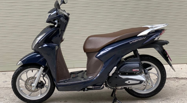 Hàng chục trinh sát công an đã tiến hành rà soát các mối quan hệ của Hoàng và biết thanh niên này có quan hệ tình cảm với 1 người phụ nữ tên D. (ngụ ấp 2, xã Long Thọ, huyện Long Trạch, tỉnh Đồng Nai) cách hiện trường vụ án không xa và đang làm công nhân trong KCN Nhơn Trạch. Điều đáng lưu ý là người này sử dụng chiếc xe máy hiệu Vision, mang biển số: 60C2-473.11, có màu sơn trùng khớp với chiếc Honda Vision từng cầm cố tại tiệm bà Nhung. Công an tiến hành mời D. lên làm việc thì cô gái nói có cho bạn trai tên Hoàng mượn đi khoảng vài ngày và có đem trả lại. (Ảnh minh họa, nguồn internet)