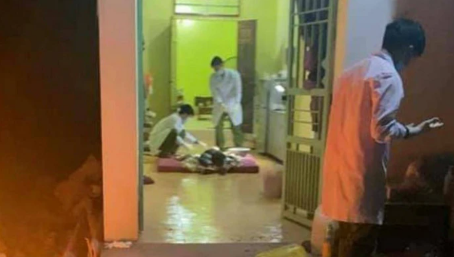 Qua quá trình khám nghiệm tử thi, nạn nhân được xác định tử vong do bị đâm đến 32 nhát khắp vùng bụng và ngực. Do gia đình bà Nhung làm nghề cầm đồ nên việc xác minh mất nhiều thời gian. Người thân bà Nhung cung cấp thông tin về 1 chiếc xe máy trong tiệm bị mất hiệu Honda Vision. (Ảnh minh họa, nguồn internet)