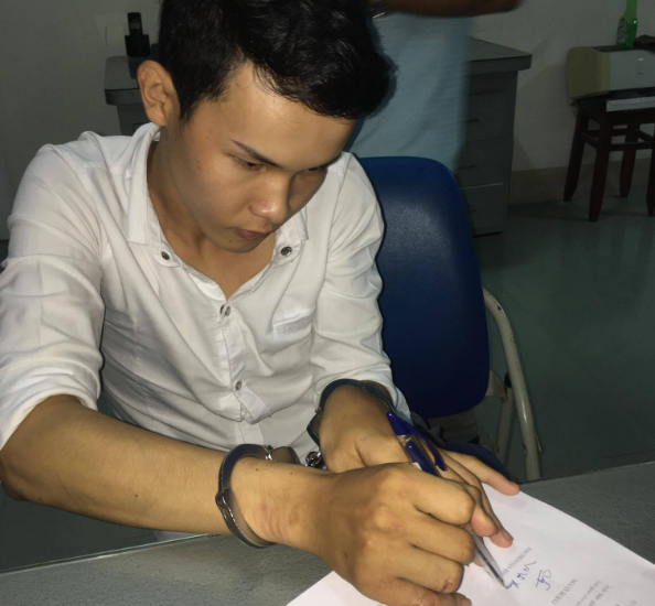 Với số tiền cướp được, ngày hôm sau Hoàng đi sắm một số tài sản, gồm: xe Wave, điện thoại Iphone 6S Plus, máy tính bảng, đến một tiệm cầm đồ khác chuộc chiếc nhẫn vàng đã cầm cố trước đó, mang về đưa cho mẹ ruột 11 triệu đồng, trả nợ và tiêu xài. Đến khi bị công an bắt giữ, trong người Hoàng chỉ còn 330.000 đồng. Với hành vi phạm tội của mình đối tượng đã phải trả giá đắt trước pháp luật.