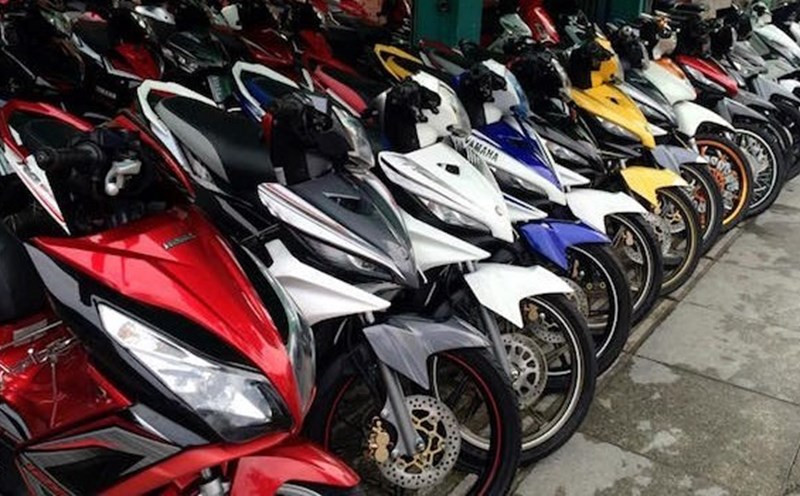 Kiểm tra tài sản có tổng cộng 41 chiếc xe máy của nhiều người tới cầm đồ. Bên trong sổ sách, giấy tờ ghi chép hoạt động của tiệm cầm đồ, Công an phát hiện có 1 tờ biên nhận ghi tên Võ Văn Hoàng, nhưng không có năm sinh, địa chỉ, không ghi biển số xe đã cầm, chỉ ghi giá cầm là 11 triệu đồng. Qua những dấu vết tại hiện trường, Công an nhận định hung thủ hoặc nạn nhân đã có hành động chống cự rất quyết liệt. Khả năng sau khi sát hại nạn nhân, đối tượng đã có hành động lục soát tìm kiếm tài sản. (Ảnh minh họa, nguồn internet)