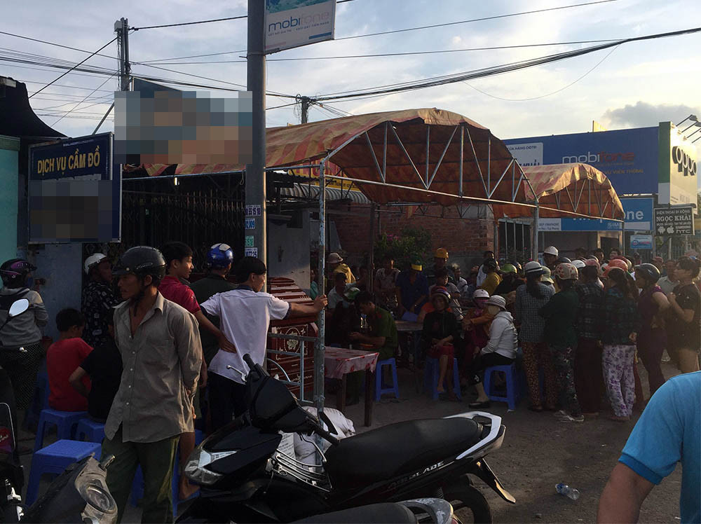 Những nhân chứng có mặt ở hiện trường cho biết, thời điểm trước khi vụ việc được phát hiện, trời mưa rất to. Người dân nhìn thấy một nam thanh niên đi xe máy từ trong tiệm ra với nhiều biểu hiện lạ, dáng vẻ lo lắng... (Ảnh minh họa, nguồn internet)