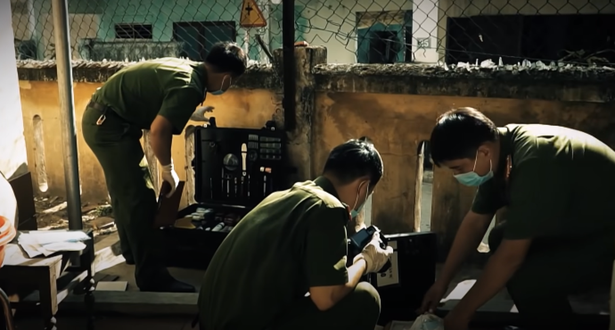 Sau khi tiếp nhận thông tin, Đội điều tra trọng án (Đội 9) Phòng Cảnh sát hình sự phối hợp với Phòng Kỹ thuật hình sự và Công an quận Đống Đa đã khẩn trương tổ chức tiến hành điều tra. Khám nghiệm sơ bộ cho thấy, dưới tấm bê tông là khoảng rỗng có kích thước 0,4mx1,23m sâu khoảng 32cm, có một hài cốt nguyên vẹn trong tư thế nằm ngửa, tay chân duỗi, ngoài có áo sơ mi cộc tay, quần âu màu đen, toàn bộ quần áo dính bùn, đất bẩn. (Ảnh minh họa, nguồn internet) 