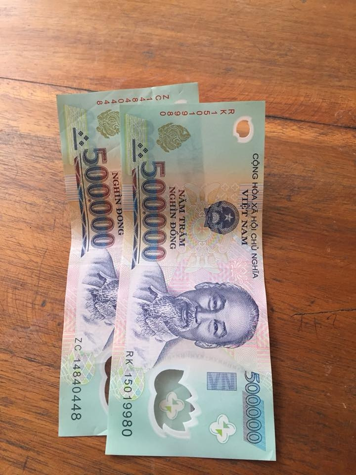 Sau khi sát hại bố nuôi, Tùng đã lấy đi 1 đồng hồ đeo tay trị giá 500.000 đồng, một ĐTDĐ, một chùm chìa khóa, 1 triệu đồng trong ví và giấu chiếc xe Dream của ông Trường vào nhà. Nhằm phi tang tội ác, Tùng cậy gạch lát nền, đào một hố cho vừa xác ông Trường vào rồi lấp đất kín lên. Hôm sau, Tùng mua 15kg ximăng, đổ bê tông lên mặt hố chôn xác, rải một lớp nilon lên rồi xếp gạch lát nền lại như cũ. Vài hôm sau, Tùng đem chiếc điện thoại di động và chiếc xe máy đi cầm đồ lấy tiền tiêu xài. Tùng lấy chùm chìa khóa để mở cửa vào nhà ông Trường hai lần, một lần lấy trộm đầu đĩa đi bán được 1 triệu đồng, lần thứ hai thì bị cháu ruột ông Trường phát hiện và đòi lại. (Ảnh minh họa, nguồn internet) 