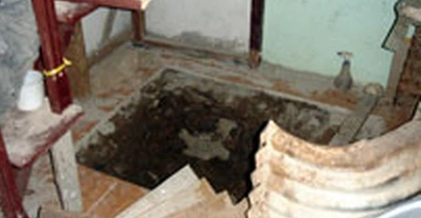 Một điểm nữa là nền khu công trình phụ của căn nhà vốn chỉ được lát bằng gạch hoa, song sau khi cho thuê một thời gian thì đã được trải xi măng cẩn thận, sạch sẽ? Khi hai người thợ đào được khoảng 30cm ở khu vực công trình phụ, bỗng phát hiện thấy một số xương giống như là xương ngón tay. Đào rộng ra chừng vài chục phân nữa thì cả một bộ hài cốt còn nguyên vẹn lộ ra. Hốt hoảng, họ vội báo ngay cho chủ nhà. Cả gia đình tá hoả lên cơ quan Công an trình báo. (Ảnh minh họa, nguồn internet)