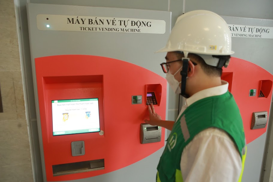 Tại các nhà ga, hành khách có thể mua vé trực tiếp qua nhân viên hoặc máy bán vé tự động. Giá vé tháng phổ thông là 200.000 đồng, vé ưu tiên giảm 50% cho hành khách là học sinh, sinh viên, công nhân các khu công nghiệp; mua theo hình thức tập thể từ 30 người trở lên có giá 140.000 đồng. Vé ngày 24.000 đồng, có thể đi toàn tuyến trong ngày. Vé qua các ga dọc đường từ 8.000-12.000 đồng.