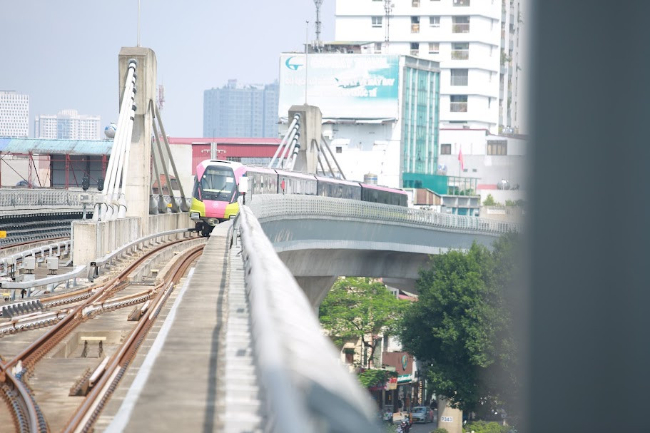 Toàn tuyến đường sắt đô thị metro Nhổn - Ga Hà Nội dài 12,5 km với tổng mức đầu tư 34.826 tỷ đồng từ nguồn vốn ODA. Trong đó, đoạn trên cao (Nhổn - Cầu Giấy) dài 8,5 km và đoạn đi ngầm (Cầu Giấy - ga Hà Nội) dài 4 km. Dự án khởi công năm 2009, kế hoạch hoàn thành năm 2015 nhưng sau nhiều lần lùi tiến độ, mốc hoàn thành mới toàn tuyến là năm 2027, đoạn trên cao dự kiến vận hành thương mại vào đầu tháng 8/2024.