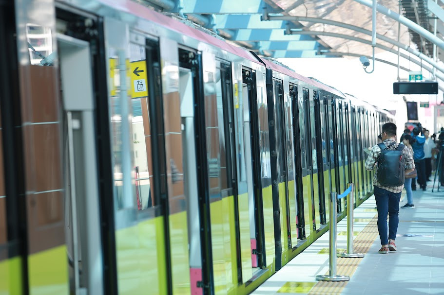 Ông Nguyễn Bá Sơn - Phó ban Quản lý đường sắt đô thị Hà Nội (MRB) cho biết: " Đến nay toàn bộ đoạn trên cao từ ga Nhổn đến ga Cầu Giấy dài 8,5 km đã hoàn thành thi công, lắp đặt và vận hành thử. Công tác nghiệm thu cũng đã hoàn tất. Tuy nhiên, chúng tôi vẫn đang chờ văn bản chính thức về ngày vận hành khai thác thương mại từ UBND TP.Hà Nội.".