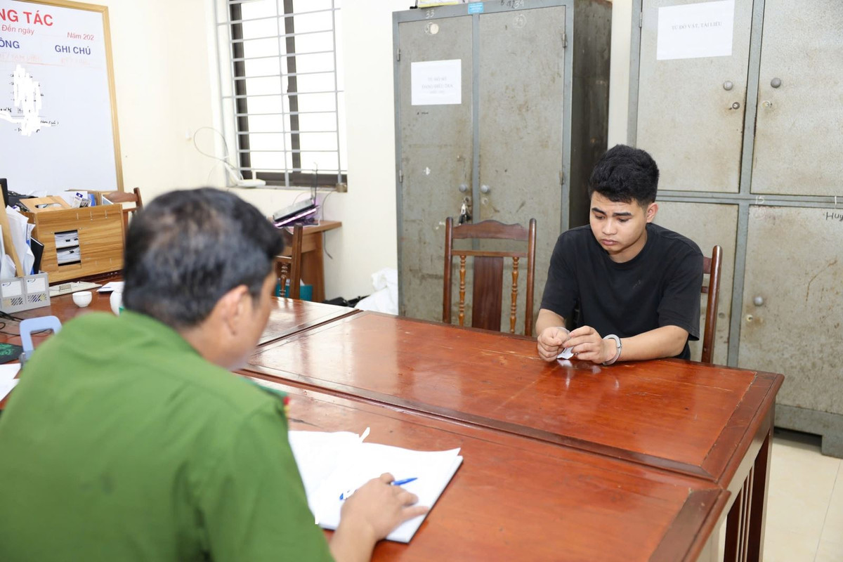 Hưng Yên: Phát hiện nhóm thanh niên đang “thác loạn” tại quán karaoke - Hình 3 Hung Yen: Phat hien nhom thanh nien dang “thac loan” tai quan karaoke-Hinh-3