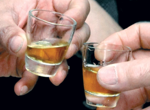 Đầu tháng 12/2016, Nguyễn Thành Đức bắt đầu nảy sinh ý định sát hại anh Hành để được tự do, công khai đến với Hương. Theo đó, tối ngày 15/12/2016, sau khi cùng anh Hành uống rượu ở nhà một người hàng xóm về, Đức ngủ cùng giường với anh Hành, Hương và con anh Hành. Khoảng 2h sáng ngày 16/12/2016, đợi cho anh Hành ngủ say, Đức đã lấy con dao thủ sẳn đâm một nhát chí mạng vào ngực trái của anh Hành khiến nạn nhân tử vong tại chỗ. (Ảnh minh họa, nguồn internet) 