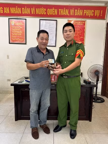 Hanh dong dep cua tai xe taxi tra lai tai san cho nguoi danh roi-Hinh-2