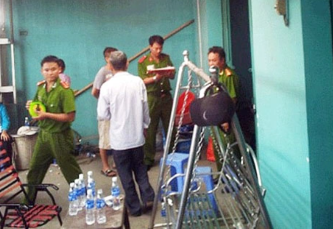 Từ những tài liệu thu thập được và đặc biệt là kết quả xét nghiệm gene, PC45 Bình Dương đã xác định được nạn nhân của vụ án kinh hoàng là bà T.T.M.H. (48 tuổi, ngụ phường An Phú Đông, quận 12). Khám xét khẩn cấp căn nhà, nơi bà H. cư ngụ, công an thu giữ nhiều chứng cứ nghi có liên quan đến vụ án. Đặc biệt là lời khai của người thân nạn nhân đã dần hé lộ về hung thủ giết người man rợ. (Cơ quan công an khám xét nơi ở của bà H. để thu thập chứng cứ)