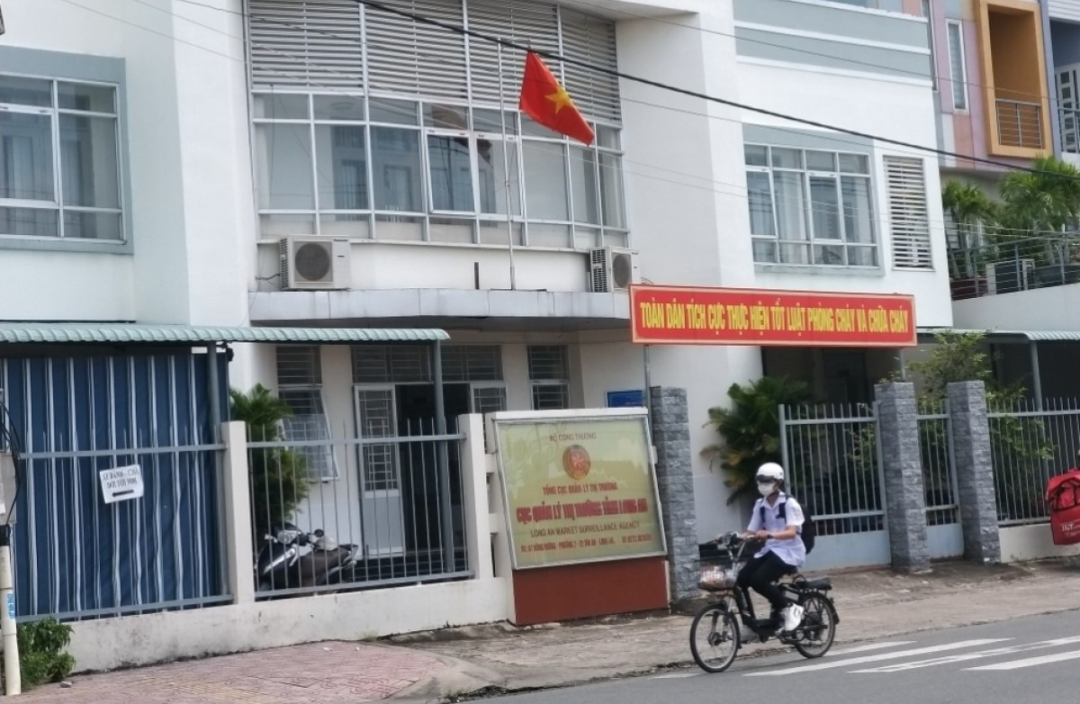  2 lãnh đạo Cục Quản lý thị trường Long An bị kỷ luật vì đánh bạc trong giờ làm: Ngày 1/11/2023, Tổng cục QLTT đã quyết định kỷ luật 4 công chức vi phạm về kỷ luật lao động. Cụ thể, ông Trần Văn Quốc, Đội trưởng QLTT số 3, Phan Quốc Dũng, Phó đội trưởng QLTT số 3 nhận kỷ luật hình thức cảnh cáo. Hai công chức khác nhận hình thức kỷ luật khiển trách. Trước đó, Ủy ban kiểm tra tỉnh ủy Long An quyết định kỷ luật Đảng với hình thức cảnh cáo đối với 3 đảng viên (Đội trưởng, Bí thư chi bộ, Phó đội trưởng, Phó Bí thư chi bộ và đảng viên Chi bộ 3) và kỷ luật hình thức khiển trách đối với 1 đảng viên, chi ủy viên văn phòng Cục QLTT tỉnh Long An vì tham gia đánh bạc (Ảnh: VOV)