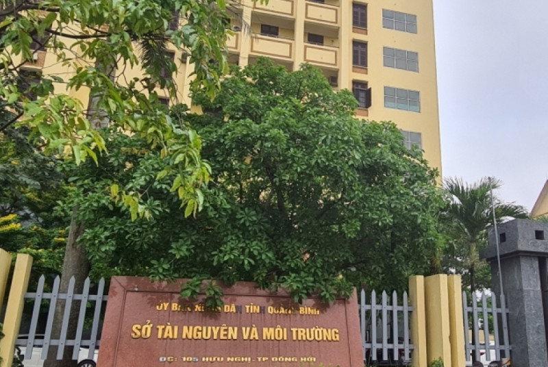  Bắt quả tang 4 cán bộ Sở Tài nguyên và Môi trường tỉnh Quảng Bình đánh bạc: Ngày 3/7/2023, lãnh đạo sở Tài nguyên và Môi trường tỉnh Quảng Bình xác nhận, 4 cán bộ đang công tác tại cơ quan này vừa bị lực lượng chức năng bắt quả tang về hành vi đánh bạc. Theo đó, nhóm người đang công tác tại sở Tài nguyên và Môi trường tỉnh Quảng Bình đang đánh bạc ở một nhà hàng trên đường Hữu Nghị, thành phố Đồng Hới thì bị lực lượng Công an thành phố Đồng Hới, Công an Quảng Bình bắt quả tang.