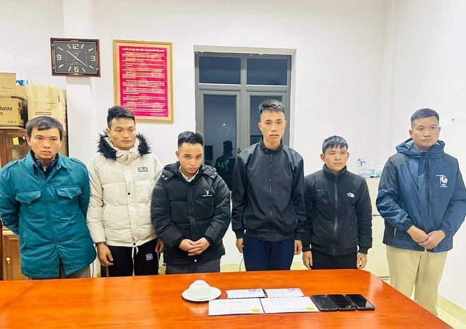  Chủ tịch xã tại Hà Giang bị bắt vì đánh bạc: Ngày 2/1, Công an huyện Vị Xuyên đã bắt giữ 6 đối tượng về hành vi đánh bạc. Theo đó, qua nắm tình hình, lực lượng chức năng phát hiện, bắt quả tang Bồn Văn Đánh (SN 1997, trú tại xã Thanh Đức) cùng các đối tượng đang đánh bạc bằng hình thức xóc đĩa tại nhà Đặng Văn Đồng (SN 1995). Khi bị phát hiện các đối tượng khác đã bỏ chạy. Tang vật thu giữ gồm hơn 8 triệu đồng tiền mặt, 3 điện thoại, 1 bát sứ, 1 đĩa sứ và 4 quân vị. 