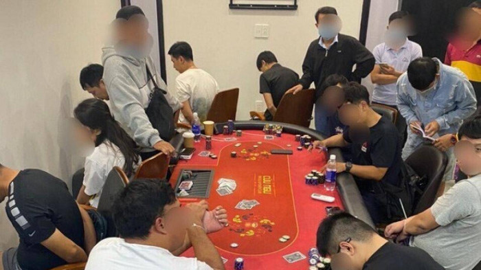  Loạt doanh nhân đình đám bị bắt trong vụ đánh porker ở Vĩnh Phúc: Tháng 10/2023, VKSND Tối cao đã truy tố 41 bị can trong vụ đánh bạc theo hình thức porker sát phạt nhau bằng tiền tại khách sạn DIC Star Vĩnh Phúc, tỉnh Vĩnh Phúc. Trong số này có Thái Tấn Dũng (trú TP HCM, từng là chủ một doanh nghiệp kinh doanh vải lụa); Đặng Đình Hậu (trú tại Hà Nội – cựu thành viên HĐQT của VGS Group) và Nguyễn Công Đức (là doanh nhân hoạt động dịch vụ công nghệ thông tin) bị truy tố về tội “Đánh bạc”. 