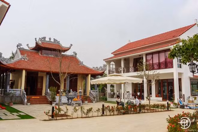 Gia đình Nghệ sĩ ưu tú (NSƯT) Việt Hoàn chuyển về sống trong khu biệt thự rộng gần 2.000m2 tại huyện Quốc Oai, Hà Nội từ cuối năm 2016. "Chàng Trương Chi" của dòng nhạc cách mạng cho hay, anh muốn cả gia đình được tận hưởng không khí thoáng đãng, thân thiện với thiên nhiên ở vùng ngoại ô. (Ảnh: Soha)