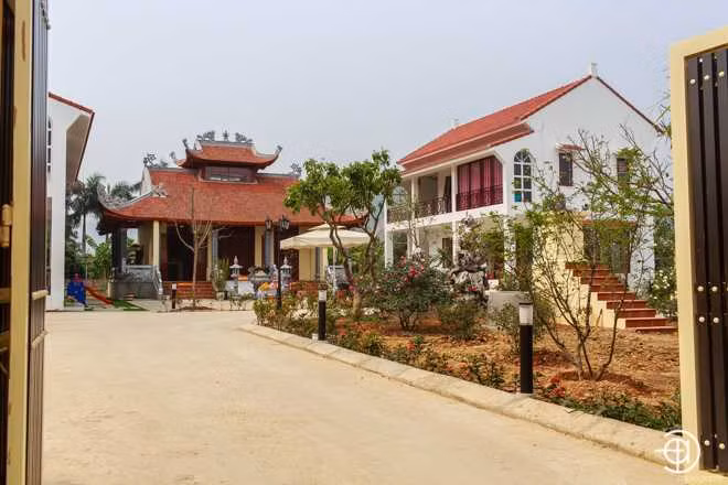 Xung quanh đền thờ Mẫu, vợ chồng ca sĩ Việt Hoàn xây dựng hai tòa nhà. Một là nơi cả gia đình anh sinh hoạt, khu còn lại dành cho khách. (Ảnh: Soha)