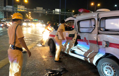 Kinh hoang hien truong xe cuu thuong bi container tong bien dang-Hinh-2