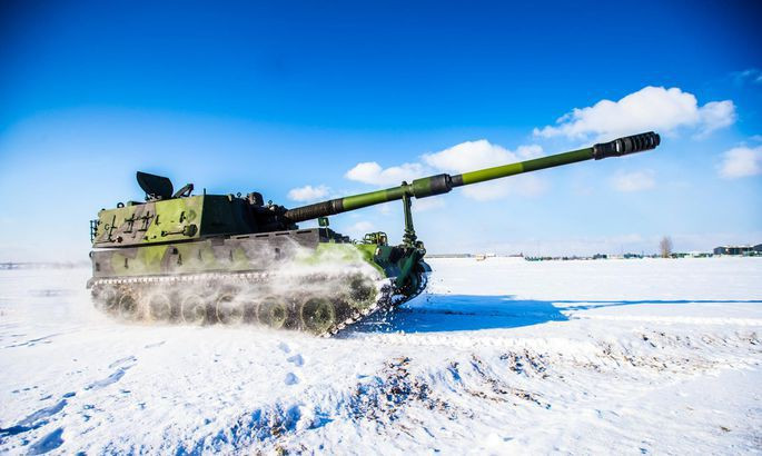 Trung tâm phân tích TsAMTO của Nga cho biết, ngày 26/6/2018, đại diện Bộ Quốc phòng Estonia và Hanwha Land Systems của Hàn Quốc đã ký hợp đồng cung cấp 12 hệ thống pháo tự hành 155 mm K9 Thunder (phiên bản dành cho Estonia có định danh K9EST).