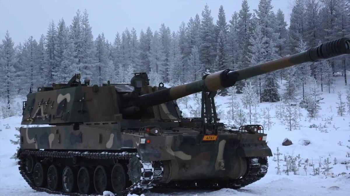 K9 Thunder là do Samsung Techwin (nay là Hanwha Land Systems) nghiên cứu phát triển từ năm 1989 theo đơn đặt hàng của quân đội Hàn Quốc nhằm thay thế cho pháo tự hành 155 mm K55 thế hệ cũ.