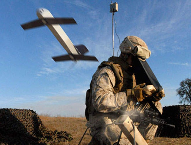 Với Mỹ, họ đã chế tạo loại UAV cảm tử thu nhỏ của riêng mình vào năm 2012 có tên gọi AeroVironment Switchblade. Nó được sử dụng ở Afghanistan để nhắm vào “các mục tiêu có giá trị cao” như thủ lĩnh phe nổi dậy, phiến quân đang di chuyển.