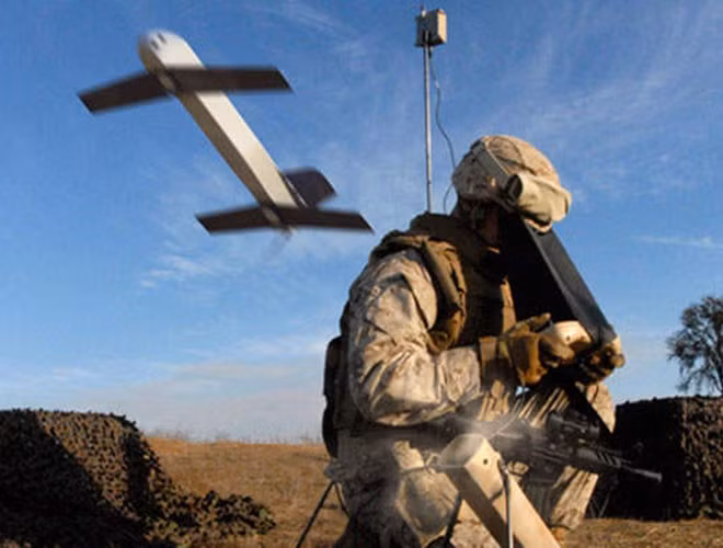 Với Mỹ, họ đã chế tạo loại UAV cảm tử thu nhỏ của riêng mình vào năm 2012 có tên gọi AeroVironment Switchblade. Nó được sử dụng ở Afghanistan để nhắm vào “các mục tiêu có giá trị cao” như thủ lĩnh phe nổi dậy, phiến quân đang di chuyển.