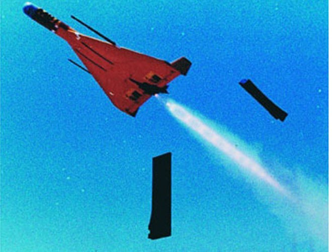 Israel đã đi tiên phong trong việc phát triển các loại UAV cảm tử vào cuối những năm 1980 hoặc đầu những năm 1990 như là một giải pháp chống radar, dựa trên kinh nghiệm của Chiến tranh Lebanon 1982.