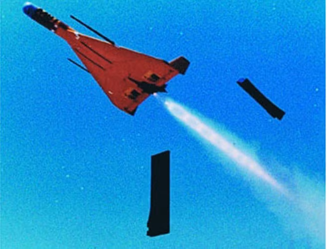 Israel đã đi tiên phong trong việc phát triển các loại UAV cảm tử vào cuối những năm 1980 hoặc đầu những năm 1990 như là một giải pháp chống radar, dựa trên kinh nghiệm của Chiến tranh Lebanon 1982.