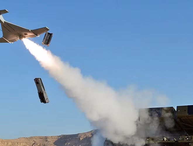 Công nghệ máy ảnh được cải tiến có nghĩa là hệ thống vũ khí này có khả năng quan sát và nhắm vào bất cứ thứ gì có thể nhìn thấy trên chiến trường, không chỉ là radar.