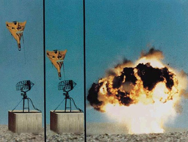 Trong vũ khí tuần kích đầu tiên mang tên Harpy, Công ty hàng không vũ trụ Israel (IAI) đã kết hợp máy bay không người lái và tên lửa chống radar. Chỉ cần phát hiện mục tiêu, Harpy sẽ phá hủy radar bằng đầu đạn phân mảnh mang theo.