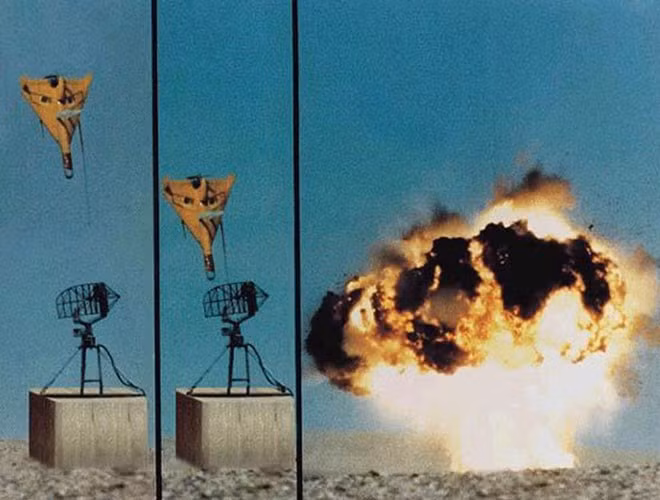 Trong vũ khí tuần kích đầu tiên mang tên Harpy, Công ty hàng không vũ trụ Israel (IAI) đã kết hợp máy bay không người lái và tên lửa chống radar. Chỉ cần phát hiện mục tiêu, Harpy sẽ phá hủy radar bằng đầu đạn phân mảnh mang theo.