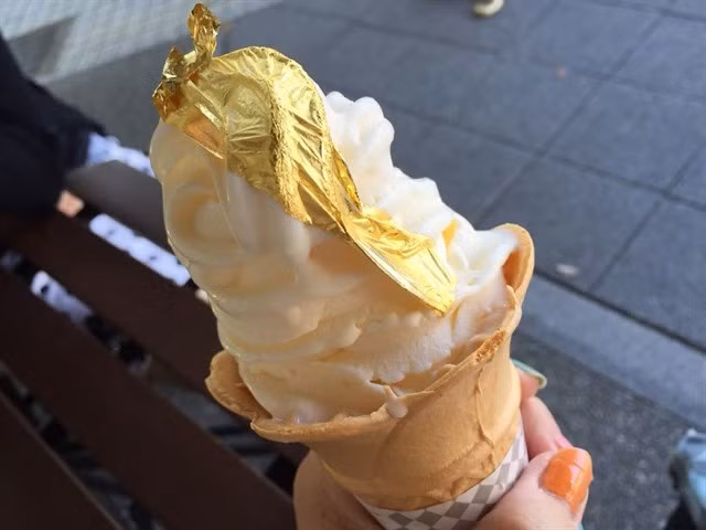 Những câu hỏi như “Kem dát vàng có ngon hơn kem thường không?”, “Ăn kem với vàng có độc hại hay không”, “Vàng dát trên kem là vàng thật hay giả”… thường được nhiều bạn trẻ Việt Nam đặt ra trên các diễn đàn về ăn uống vài ngày gần đây.