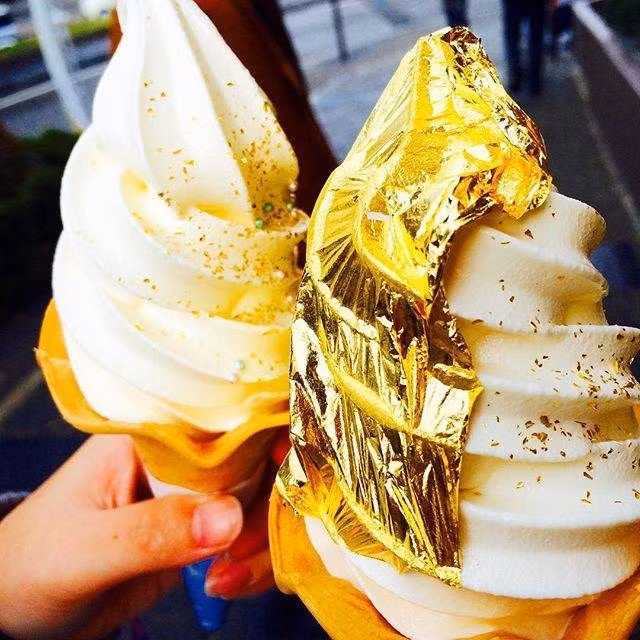 Những hương vị gốc của kem tươi như chocolate, vani, dâu, trà xanh… hòa quyện với hương vị “mềm mại” và mát lạnh của miếng vàng lá dát bên trên có thể cho người ăn những trải nghiệm vị giác thú vị.