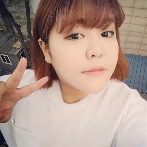 Là chuyên viên trang điểm, Su Bin luôn biết cách biến hóa khuôn mặt theo nhiều phong cách khác nhau.Từ trong sáng, ngây thơ cho đến sexy, gợi cảm. Ảnh: Theo Suzz.