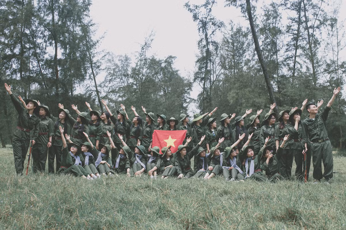 35 học sinh lớp 12D1 (Trường THPT Lê Viết Thuật, TP.Vinh, Nghệ An) cùng hóa thân thành những chiến sĩ thanh niên xung phong những năm kháng chiến chống Mỹ trong bộ ảnh kỷ yếu của mình. Ảnh trong bài: Flow Motion.