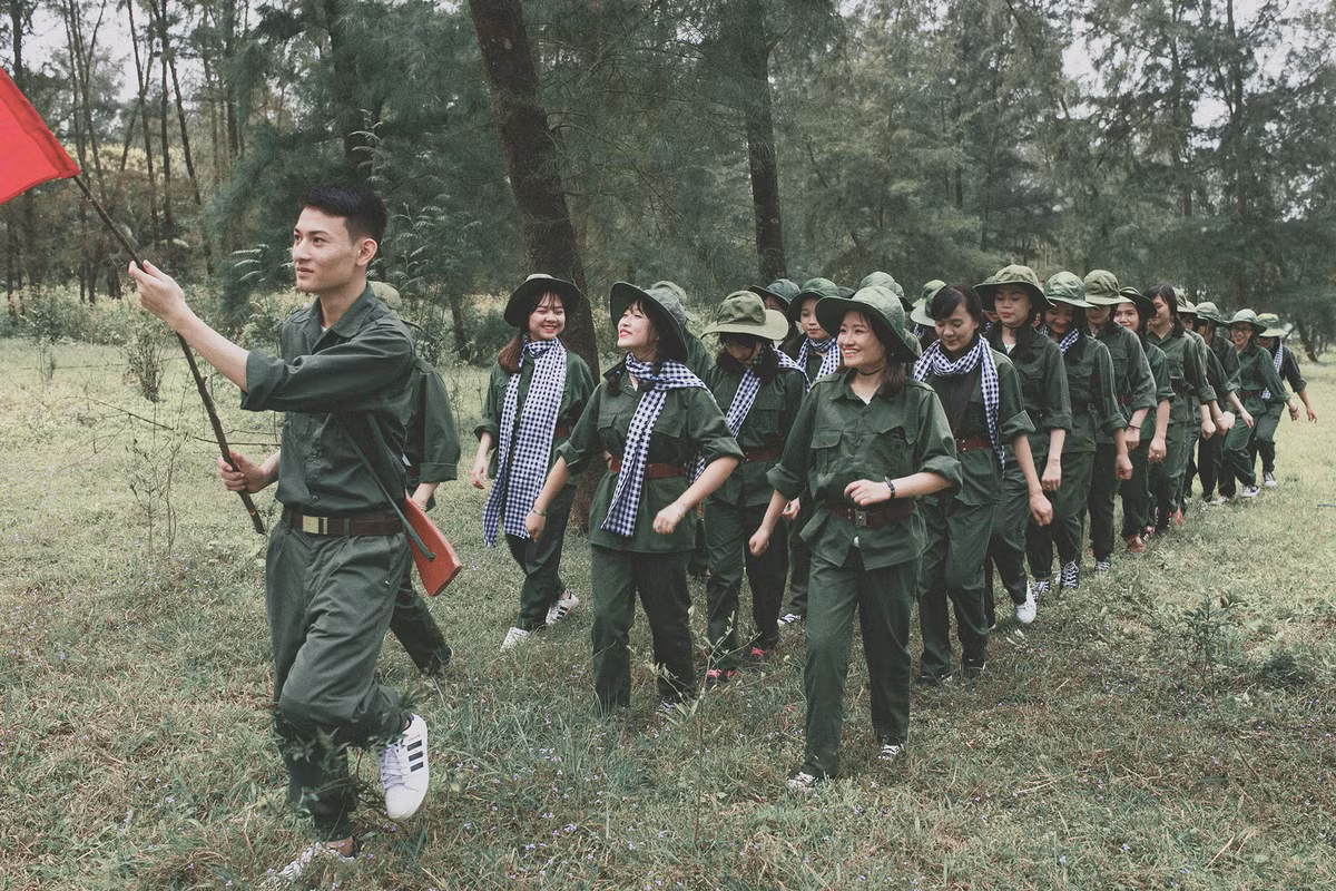 Bộ ảnh kỷ yếu độc đáo này cũng là một món quà ý nghĩa để chuẩn bị cho ngày lễ 30/4 sắp tới.